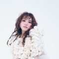 矢吹奈子、“血色感”メイク＆くるくるヘアで雰囲気ガラリ 白肌も輝く 画像