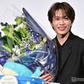 志尊淳、誕生日サプライズに歓喜 杉咲花から花束もらい「公共の場ですいません」＜52ヘルツのクジラたち＞ 画像