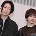 囲み取材に出席した亀梨和也、石原さとみ（C）モデルプレス