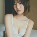 ⾼本彩花「⽇向坂46 ⾼本彩花1st 写真集」封⼊ポストカード第6弾／撮影：東 京祐（C）KOBUNSHA