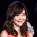 「メガネ美人さん」倉科カナ、鮮やかな赤を着こなす秋コーデに反響「すごい似合ってます！」 画像