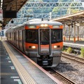 電車の前で並ぶ日本人。外国人に驚かれた”駅での日本人の行動”に「ビックリ」「いいルール」 画像