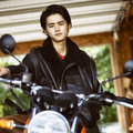 鈴鹿央士、バイクにまたがりクールな表情でキメる！雰囲気ガラリの“大人の男”の魅力を発揮 画像