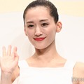 綾瀬はるか、美素肌輝く肩出しショット公開「女神」「息を呑む美しさ」と反響続々 画像