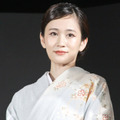 前田敦子、上品な魅力が漂う衣装SHOTに「いつまでも変わらず綺麗」「スタイルが良過ぎる…！！」 画像