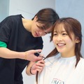 timelesz菊池風磨、久間田琳加にハサミ入れ 初対面で“25cmヘアカット”共同作業「夢に出てきそうなくらい緊張した」【私たちが恋する理由】 画像