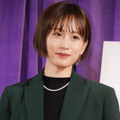 「スタイル抜群」前田敦子、長い脚が際立つダメージデニムSHOTに反響「笑顔が素敵」