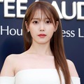 IU、祖母をハグ プライベート2ショット公開に「目元が似てる」「仲良しで素敵」と反響 画像