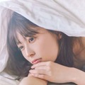 乃木坂46岩本蓮加、真っ白なシーツの中でのまどろみSHOT披露！ナチュラルな表情にドキドキ