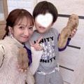 辻希美、5歳三男が芋堀りへ！笑顔でパシャリ「めっちゃ立派なお芋」「楽しかったみたい」 画像