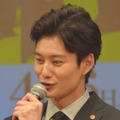 岡田将生、好物にニッコリ！撮影合間の笑顔SHOTに反響「顔面がいい」「可愛すぎる」 画像