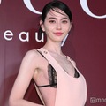 タイ“絶世の美女”ダビカ・ホーンが来日 黒ランジェリー×大胆カットアウトドレスで抜群スタイル披露【グッチ ビューティ イベント】 画像