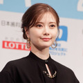 白石麻衣、キュートなお団子ヘア×冬コーデにファンうっとり「美しすぎる」「すごく似合ってます！」