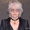 HYDE、“推し活中”後ろ姿公開「こっそりペンラ持ってるの可愛い」「ウキウキが溢れてる」の声 画像