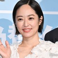 井上真央、白ドレス姿で美脚披露 天然ぶり明かされる【サンセット・サンライズ】 画像