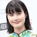 黒髪の橋本愛（C）モデルプレス