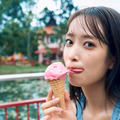 日向坂46佐々木久美、アイスを食べてキュートに舌ペロ！マレーシアのランカウイ島でナチュラルな魅力全開 画像