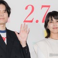 松たか子（右）への態度を反省する松村北斗（C）モデルプレス