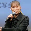 AI、夫＆子ども2人と飾ったアルバムジャケット写真に「最高にかっこいい」「素敵」と反響 夫・HIROが公開 画像