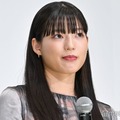 石井杏奈、美脚チラリ モノクロショットに絶賛の声「かっこいい」「脚の綺麗さ際立つ」 画像