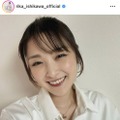 石川梨華、シャツ×ユニクロスカートの“大人コーデ”に絶賛の声「イメージ変わって素敵」「カッコ可愛い」 画像