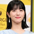 浜辺美波、友人の人気歌手からメッセージ 交流秘話明かす「私はかっちゃんって呼ばれてて」 画像