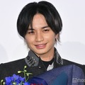 中島健人、共演者に花束プレゼント “サプライズ返し”でハプニング「花があれば掴んじゃう」【知らないカノジョ】 画像