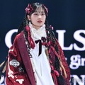 山下美月、雰囲気一変のドーリーコーデ リボンづくしの三つ編みヘアが可愛い【TGC2025S/S】 画像