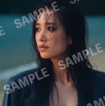 日向坂46佐々木久美、1st写真集発売日にYouTube生配信決定 “素肌ジャケット”の特典ポスター解禁【めくる日々】 画像