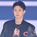 綱啓永、笑顔封印 革ジャケットでワイルドなスタイル【GirlsAward 2025SS】 画像