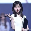 益若つばさ、Vネックドレスで色気放つ 教師ルック披露【TGC香川2025】 画像