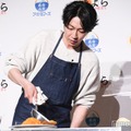 卵の“お布団掛け”に挑戦する相葉雅紀（C）モデルプレス