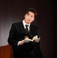 田中圭「陽気な幽霊」初日公演より（提供写真）
