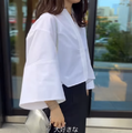小柄さんが白ブラウスを着るなら、こんな着こなしを。スラっと見えを叶える美バランスとは【40代の毎日コーデ】