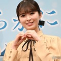 乃木坂46小川彩、メンバーからの“赤ちゃん扱い”告白 9歳の写真再現に会場沸く【波うららかに、めおと日和】 画像