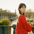 浜辺美波、美背中チラリの振り向きSHOT！最新写真集はオランダ・アムステルダムで撮影 画像
