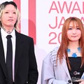 YOASOBI、レッドカーペットでお揃いスタイリング披露【MUSIC AWARDS JAPAN】 画像