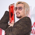 藤井 風「最優秀アルバム賞」受賞直後に取材応じる 様々なポージング披露【MUSIC AWARDS JAPAN】 画像