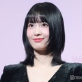 TWICEモモ、真紅ドレスで美デコルテ披露「圧倒的美」「発光してる」と絶賛の声 画像