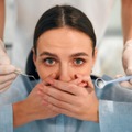 「人前で笑うのが怖い」コンプレックスだった歯並び。でもようやく「自分のためにお金を使っていい」と思えた日