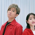 木村拓哉、石原さとみ／新テレビCM「エムット始まる」篇より（提供写真）