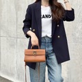 紺ブレ×デニム×白T。きれいめとカジュアルの秀逸バランスコーデ【40代の毎日コーデ】 画像