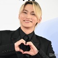 胸元でハートポーズをするSKY-HI（C）モデルプレス