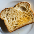 【海外で…】朝食に”パン”を食べようとすると…次の瞬間、現地の人が”日本の食材”を塗ってきて「オーマイガー」 画像