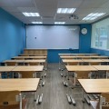 現地の日本人の子供たちに対して、日本国内と同等の教育を展開している