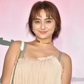 石田ニコル、美背中ざっくりドレス姿に反響「抜群スタイル」「セクシー」 画像