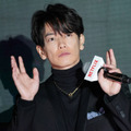 佐藤健、横顔の美しさ際立つ運転SHOTにファン悶絶「彼氏感たっぷり」「ドライブデートしてるみたい」
