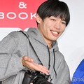 かが屋・加賀、中森明菜からハグされる密着ショット公開「戸惑ってるの可愛い」「信頼関係伝わる」の声 画像