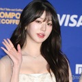 IVEウォニョン、美脚＆デコルテ輝く ミニ丈衣装姿に「圧巻のスタイル」「お人形さんみたい」の声 画像