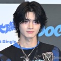 HYBE新グループaoenメンバー、デビュー日に改名発表 ハク（HAKU）が輝（HIKARU）に活動名変更 画像